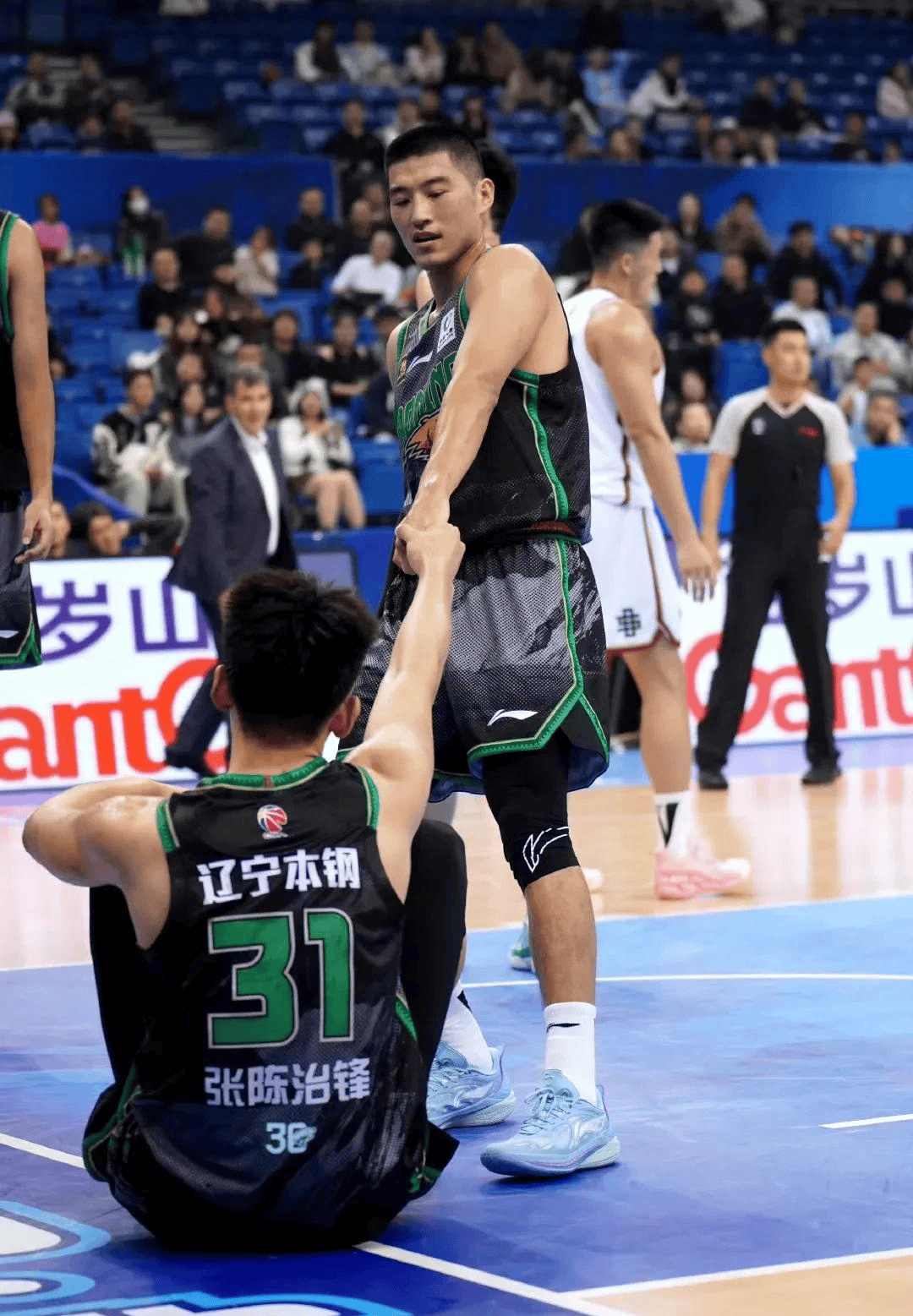 关于冲刺阶段CBA常规赛传出新动向，犹他爵士复出首秀，管理层表态：媒体盛赞，身体对抗强度拉满的信息