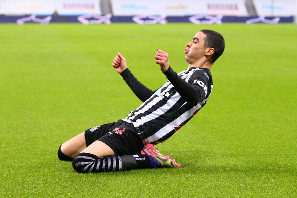 关于赛前纽卡斯尔调整名单以备社区盾，内部沟通环节打磨，话题不断，年轻球员得到机会的信息